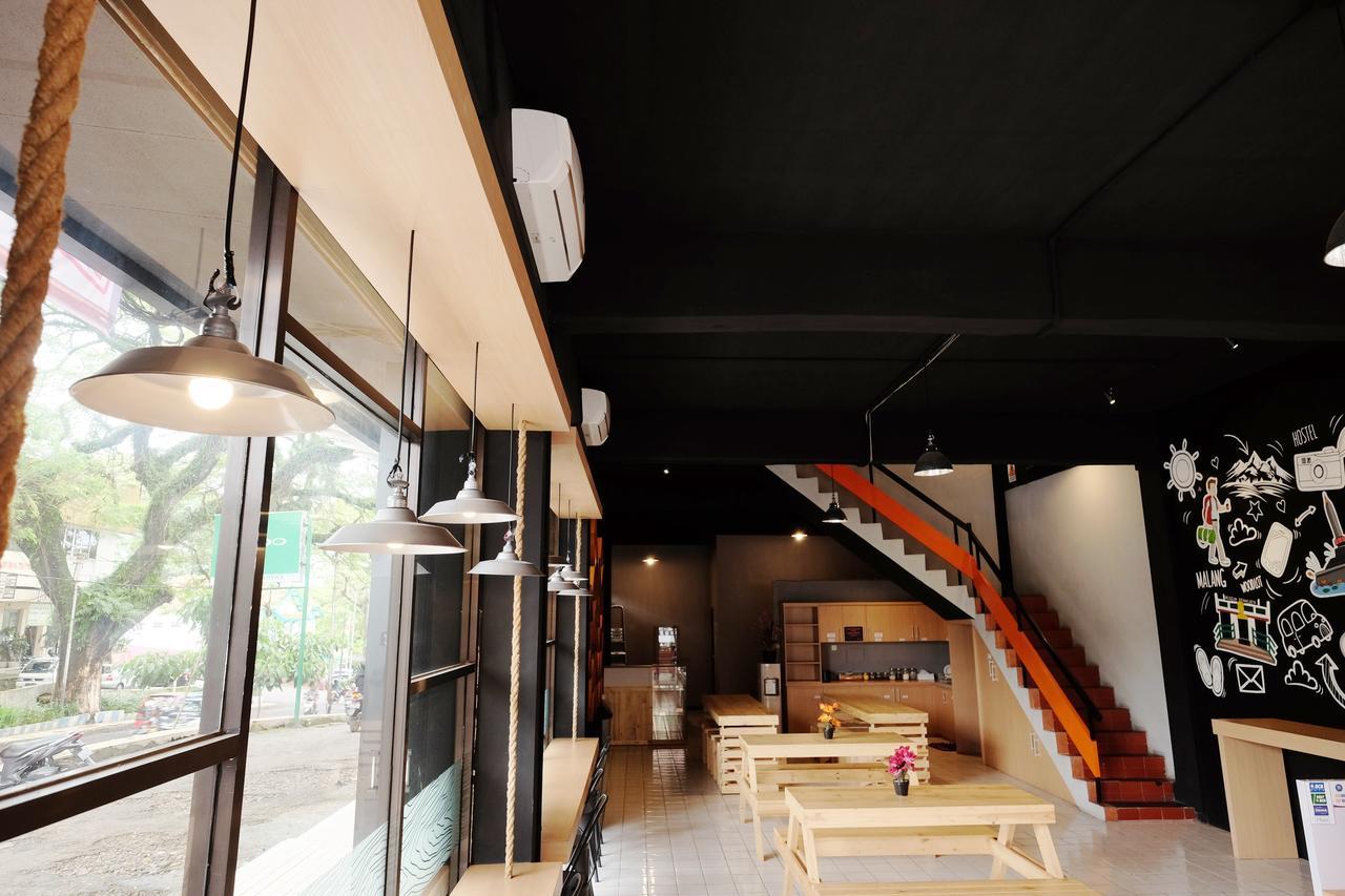 Zen Hostel Alun-Alun Sarinah Malang Exterior foto