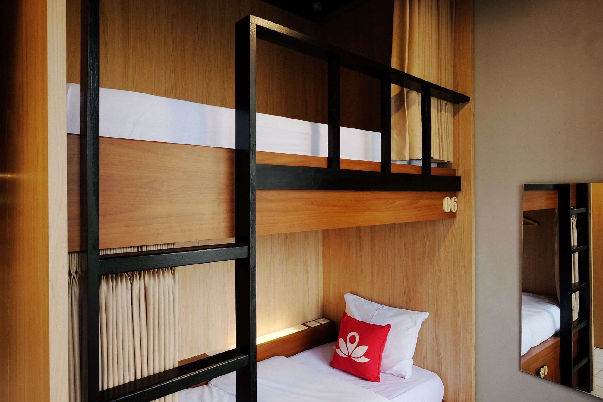 Zen Hostel Alun-Alun Sarinah Malang Exterior foto